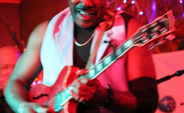 S. Seagalas „Bliuzo naktų“ scenoje pasirodys su bliuzo legendos M. Waterso sūnumi