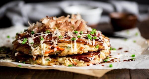 Okonomiyaki makaronų blynai –  naujausia kulinarijos tendencija (foto, video)