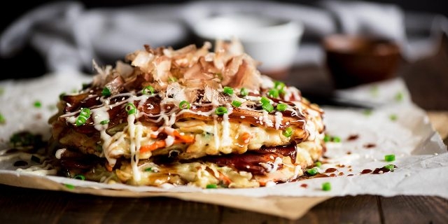 Okonomiyaki makaronų blynai -  naujausia kulinarijos tendencija (foto