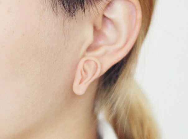 Lūpos ant piršto ir ausis po kaklu – kūrybingi papuošalai (foto)