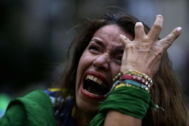 Brazilijos rinktinės sirgalių reakcija po pralaimėjimo Vokietijos komandai (foto)