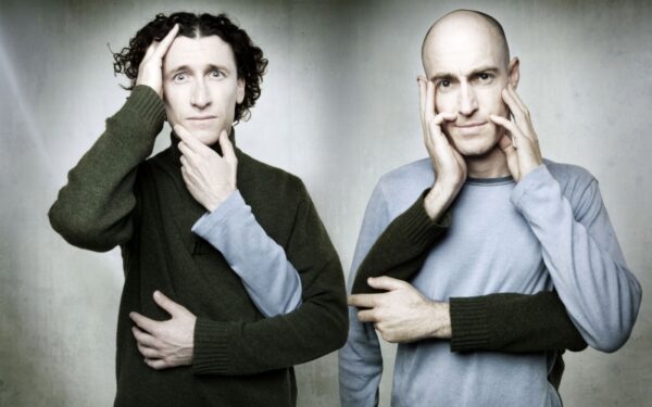 Iki australų komikų dueto „Umbilical brothers“ pasirodymo liko keletas valandų