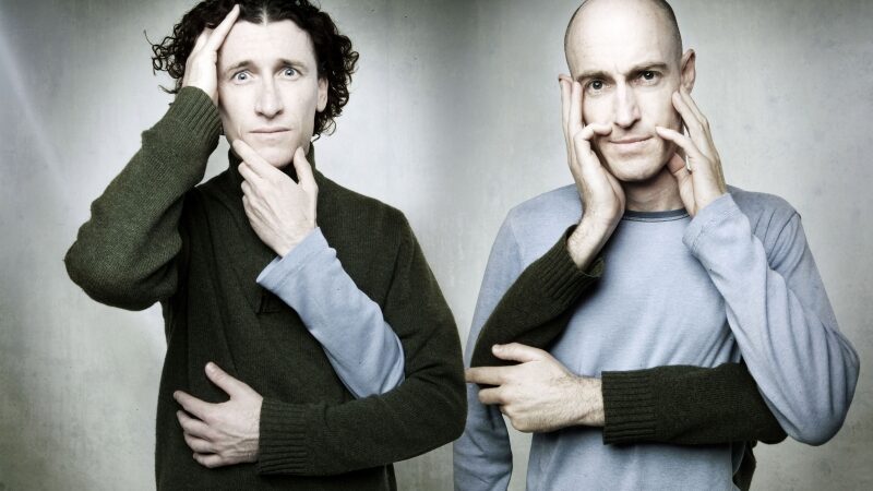 Iki australų komikų dueto „Umbilical brothers“ pasirodymo liko keletas valandų