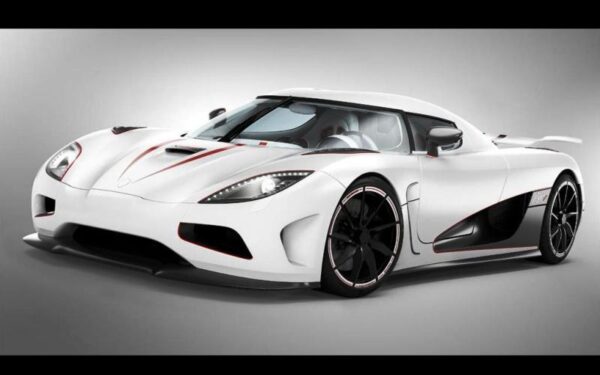 „Bugatti“ – nebe greičiausias. Koks superautomobilis jį aplenkė?