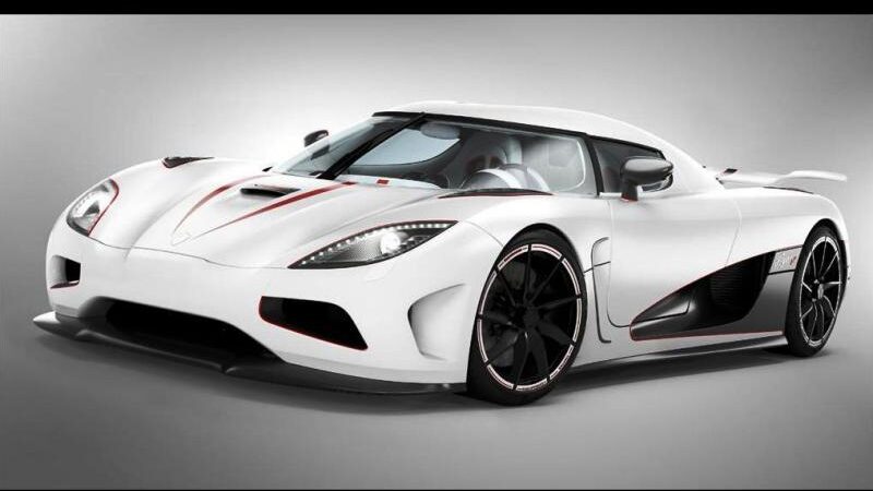 „Bugatti“ – nebe greičiausias. Koks superautomobilis jį aplenkė?