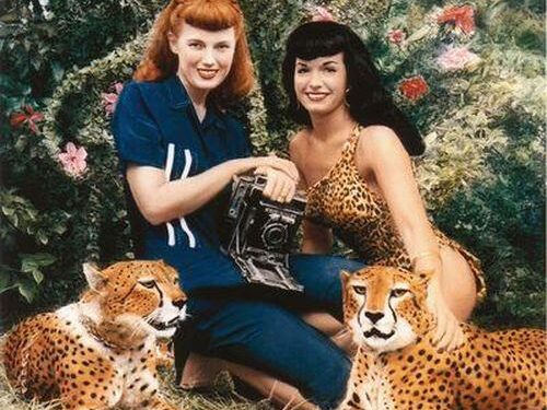 „Pin up“ fotografija ir moteriški burtai (Foto)