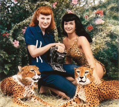 „Pin up“ fotografija ir moteriški burtai (Foto)