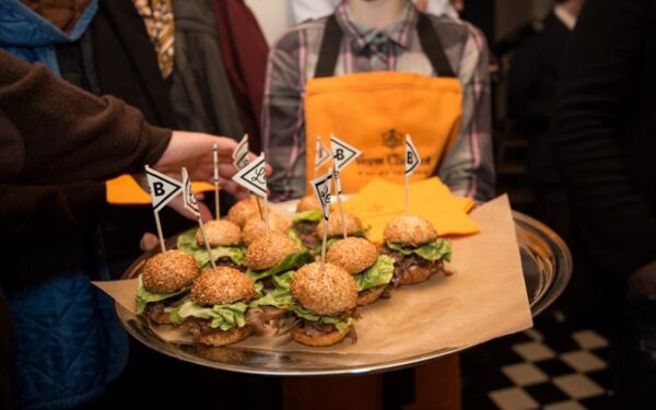 Garsenybės gardžiavosi mėsainiais ir… šampanu (foto)