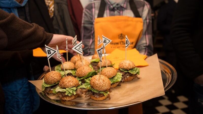 Garsenybės gardžiavosi mėsainiais ir… šampanu (foto)