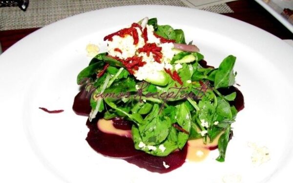 Burokėlių karpačio su krienų antpilo salotomis bei smulkintomis saulėgrąžomis