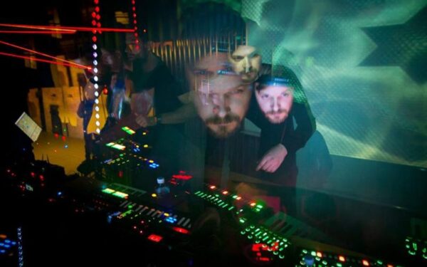 Elektroninės muzikos atlikėjai „Black Water“ gerbėjams dovanoja koncertą (video)