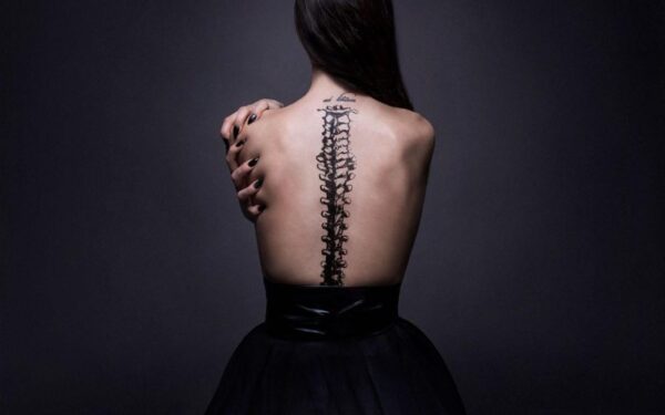 Solo karjerą pradėjusi „Sel“ dainos „Neduok Man Jokio Šanso“ bendraautore Camille pristato debiutinį vaizdo klipą