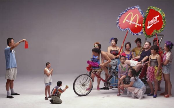 Wang Qingsong: „Fotografijose vaizduoju tautiečius, pavergtus vartotojiškumo“