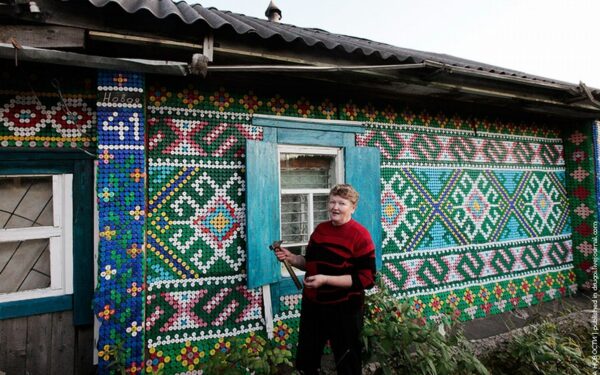 Rusė savo namą puošia plastikinių butelių kamšteliais (foto)