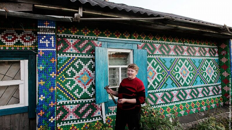Rusė savo namą puošia plastikinių butelių kamšteliais (foto)
