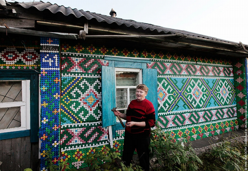 Rusė savo namą puošia plastikinių butelių kamšteliais (foto)