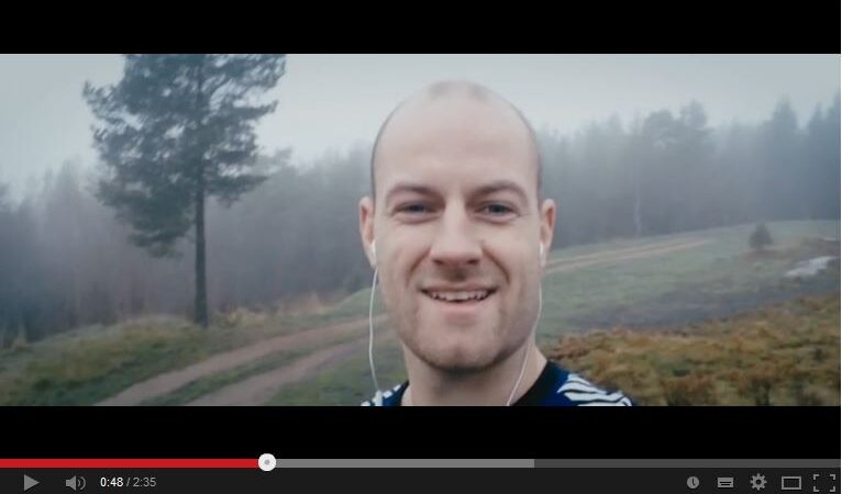 Štai dėl ko neturėtumėte rimtai priimti draugų gyvenimo „Facebook’e“… (video)