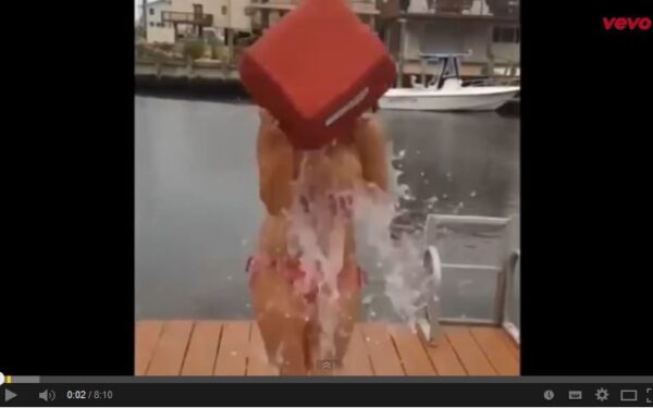 Video pusryčiai. Ledinio vandens kibiro iššūkio manija: linksmiausios nesėkmės (video)