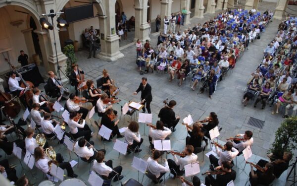 Prabangos  dvelksmas  iš  Vienos