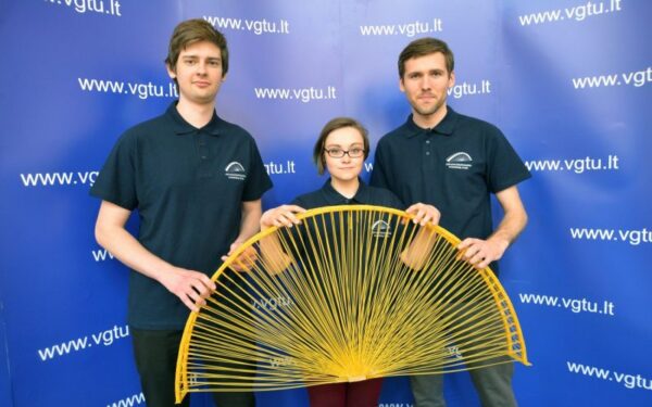 Studentai pagerino Lietuvos rekordą: tiltas iš makaronų atlaikė 251 kilogramą