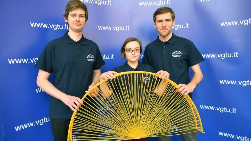 Studentai pagerino Lietuvos rekordą: tiltas iš makaronų atlaikė 251 kilogramą