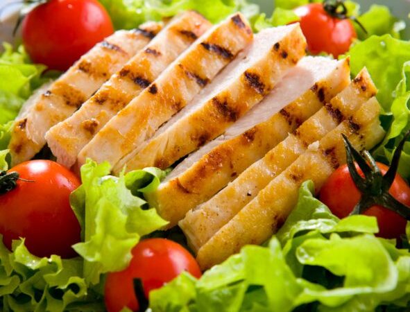 Keptos vištienos ir sūdytų žemės riešutų salotos