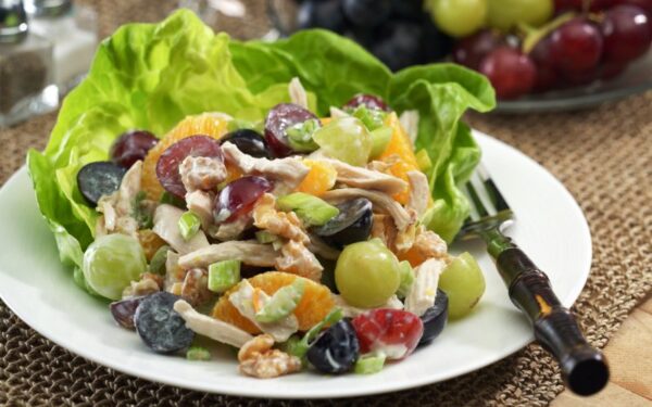 Vištienos salotos su vynuogėmis