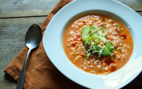 Sekmadienio burtai virtuvėje: čili vištienos sriuba po atviru dangum