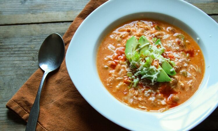 Sekmadienio burtai virtuvėje: čili vištienos sriuba po atviru dangum