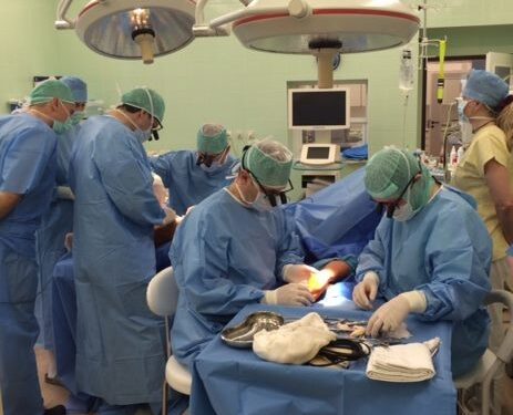 Pirmą kartą Lietuvoje atlikta operacija jaunuoliui išgelbėjo ranką