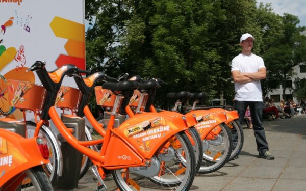 Į Vilniaus gatves su patobulinta sistema sugrįžo oranžiniai dviračiai