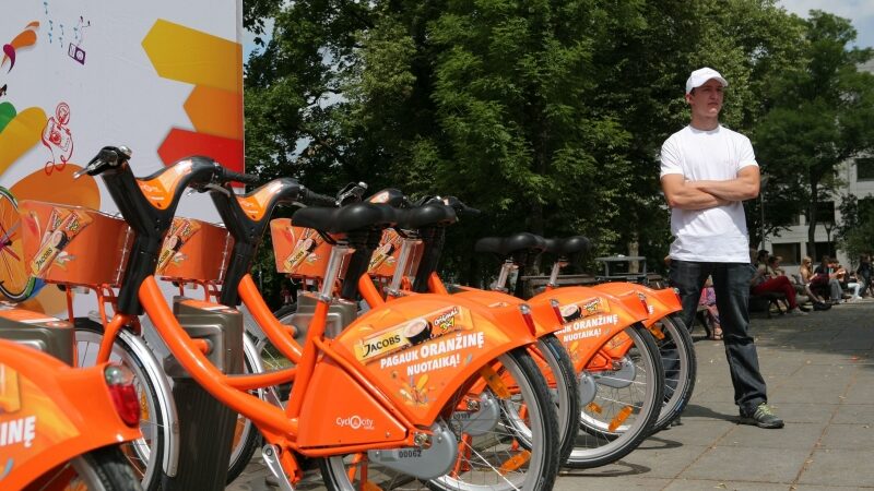 Į Vilniaus gatves su patobulinta sistema sugrįžo oranžiniai dviračiai