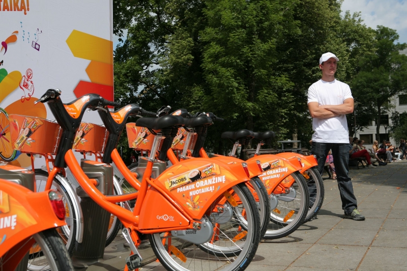 Į Vilniaus gatves su patobulinta sistema sugrįžo oranžiniai dviračiai