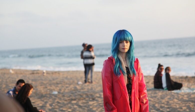 Muzikiniuose pusryčiuose: M83 ir mėlynplaukė Claudia Lewis (video)