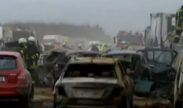 Didžiausia avarija Vokietijoje: susidūrė daugiau nei 80 automobilių (Video)
