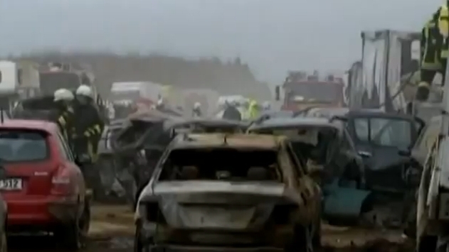 Didžiausia avarija Vokietijoje: susidūrė daugiau nei 80 automobilių (Video)
