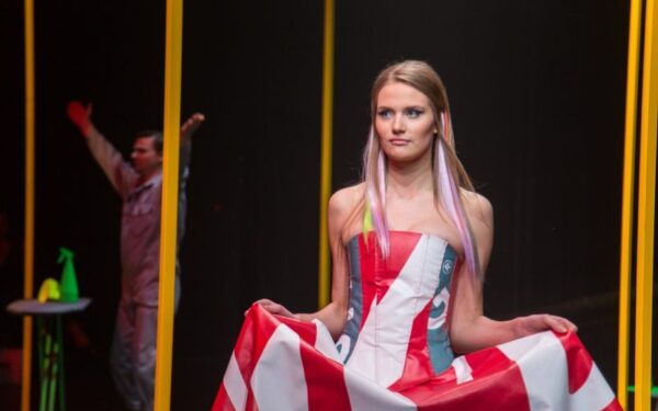 Agnės Kuzmickaitės mados kolekcijoje – iš lauko reklamos pasiūta suknelė