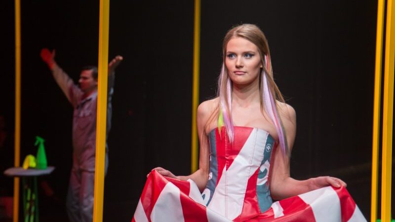 Agnės Kuzmickaitės mados kolekcijoje – iš lauko reklamos pasiūta suknelė