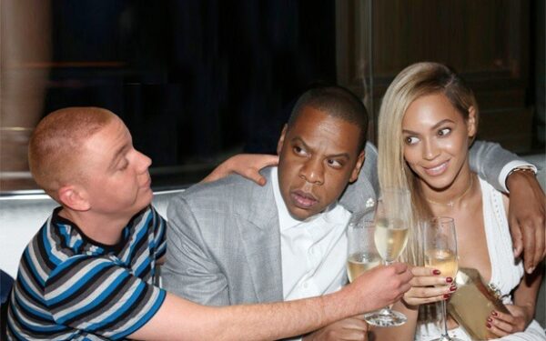 Sveikas humoro jausmas: vaikinas „įklijavo“ save į įžymybių gyvenimą (foto)