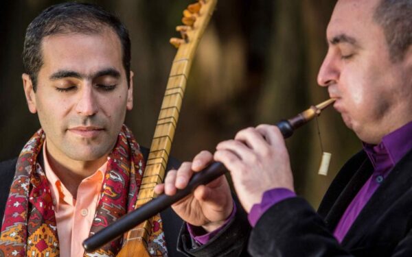 Tautas taikantis muzikinis duetas (video)