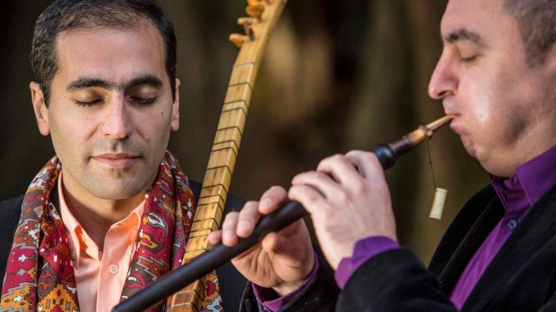 Tautas taikantis muzikinis duetas (video)