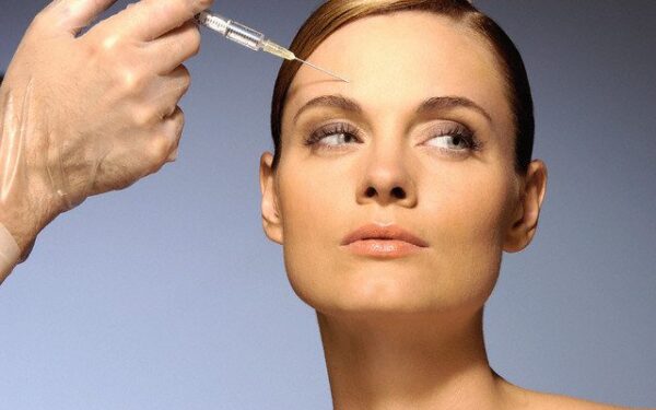 Holivudo žvaigždžių chirurgas: nori būti graži, leiskis botoksą nuo dvidešimties