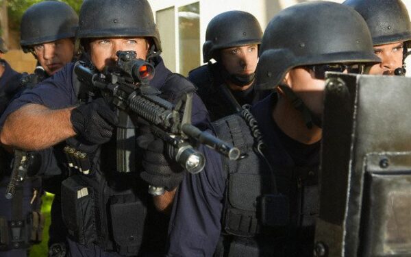 Europos pareigūnai ragina visas valstybes kuo skubiau stiprinti policijos pajėgas