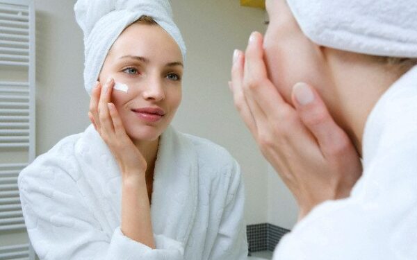 Žiemos pėdsakai moters veide: kaip jų atsikratyti?