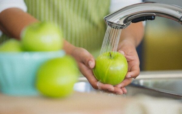 Veido kaukės su obuoliais