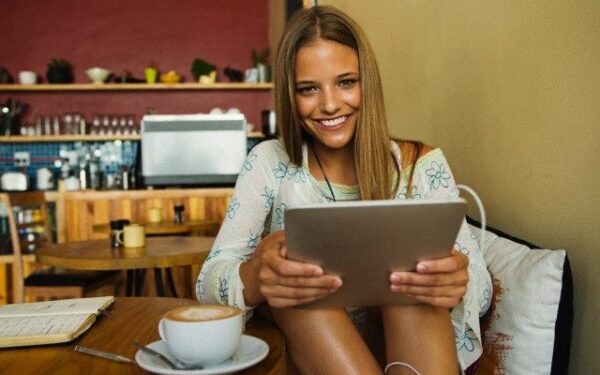 Lietuvių telefonuose skaitomiausia erotinė literatūra, meilės pamokos ir A. Tapinas