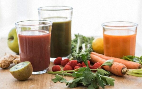 Šviežiai spaustos sultys naudingos tik su saiku