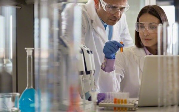 Naujausios apklausos patvirtina: žmonija vis dar netiki mokslininkais