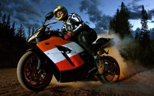 Motociklų akrobatas: kaip netapti „donoru“ kelyje (video)