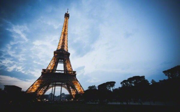 „Savas Paryžius“ – pirmasis lietuviškai rašytas gidas